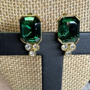 Trifari Signed Emerald Green Crystal Clip-on Earrings - Gold Tone 3/4” tall